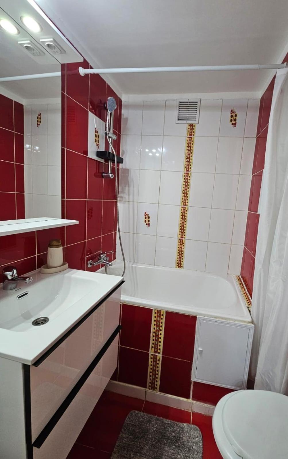 Kiwi Apart-Hotel 1Br Wi-Fi Free - Close To Old Town - Cozy Location - Shorter Or Longer Stay - R&M Boutique Bukares Bagian luar foto